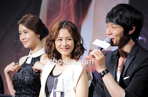 组图:韩星朴有天、李多海盛装亮相新剧发布会