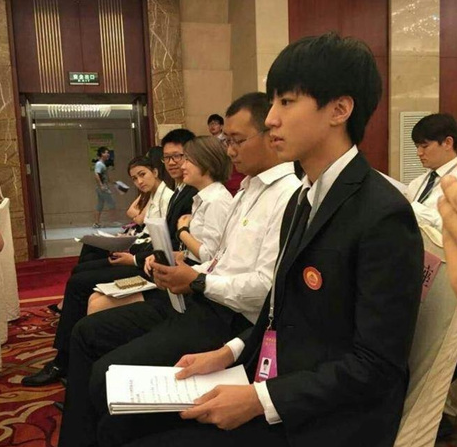 TFBOYS王俊凯现身人民大会堂参会 穿西装帅