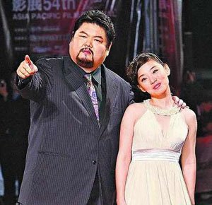 戎祥和妻子结婚8年未造人 被偷拍带女子看电影