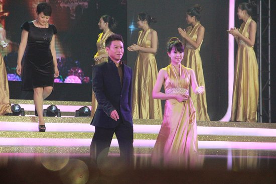 胡亚捷获经典形象男演员 颁奖现场献唱歌曲