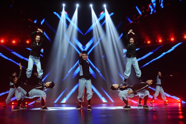 袖珍女孩守护自闭症儿童 啦啦操少年赛场展活