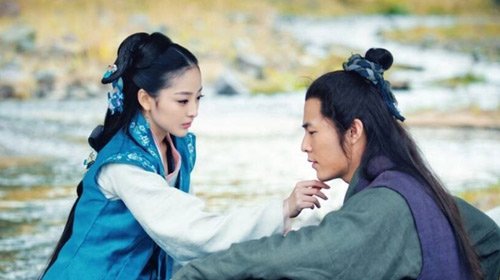 王洁曦登《古镇凶灵》新海报 新戏绝美造型曝光