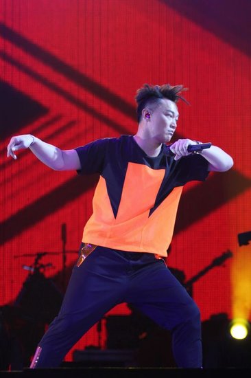 陈奕迅上海演唱会落幕 广州站加料E神依旧耍宝