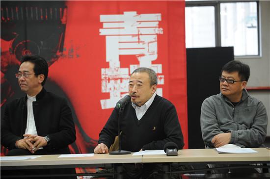 话剧《青蛙》瞄准环保话题 众演员戴口罩亮相