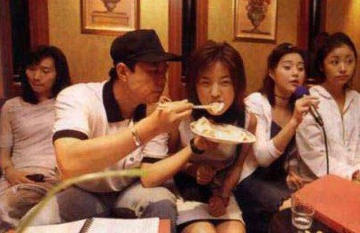 网曝张铁林喂食赵薇青涩旧照 网友叹:致青春