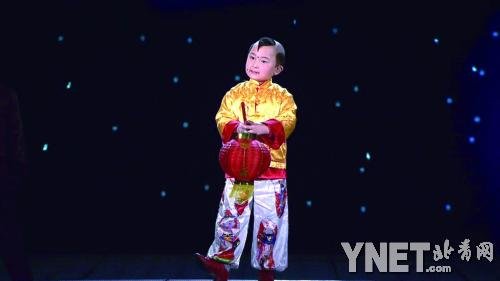 邓鸣贺1岁多开始参加戏曲活动 爷爷是剧团伴奏