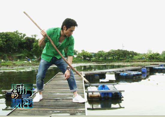 郑嘉颖木棍叉鱼吃沙子 陈晓东徒手抓鸡啃煤球