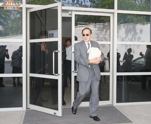 港星罗慧娟新加坡举行丧礼 丈夫捧骨灰今返港