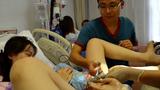 《宝贝你好》产房直击宝宝降临 新手爸爸剪脐带