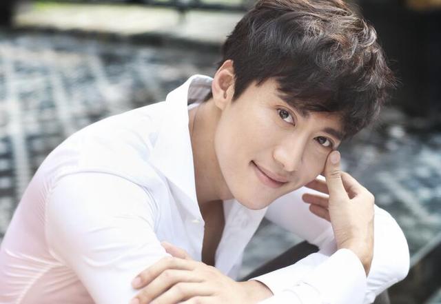 型男演员戚迹签约新公司 曾被赵丽颖称长腿欧巴