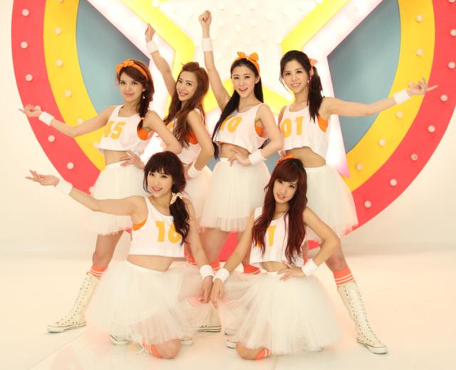 新生代美女天团一招撒娇舞秒杀脸基尼大妈_