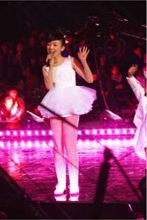 芒果跨年萝莉唱神曲 黄嘉琪《喵喵歌》受好评