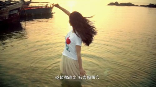 齐雅为《夏日bala》拍摄MV 音乐路上追逐梦想