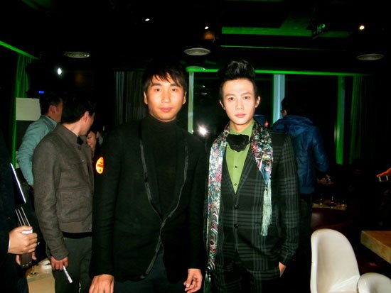 歌手向华出席时尚活动 获颁时尚奖项很开心