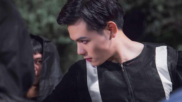 《血猎者》剧照曝光 郑晓甫神情冷峻极富神秘感