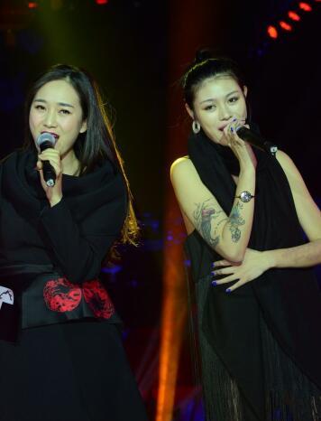 龙梅子、葛荟婕组合《怒放》 唱响2016民间春晚