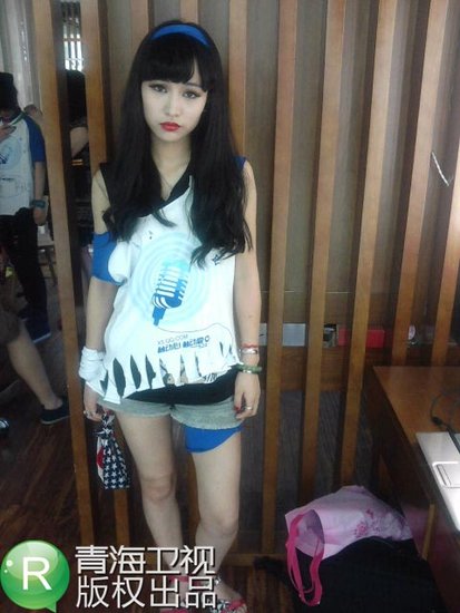 花儿邝诗荷2分钟设计衣服 被赞极富造型天赋