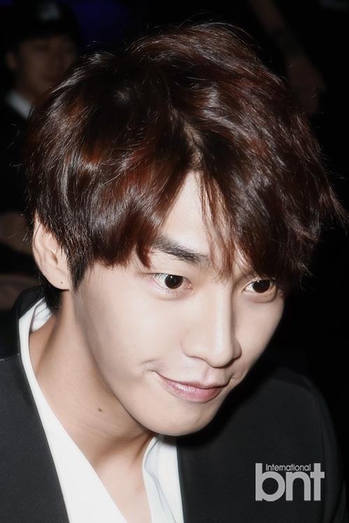 演员金英光出席时装秀 穿西装帅气十足(图)