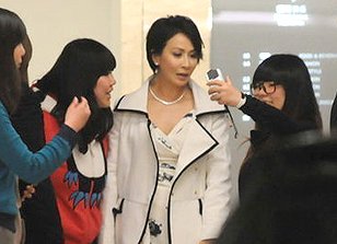 刘嘉玲贵妇装获多人护行 大方与粉丝合影