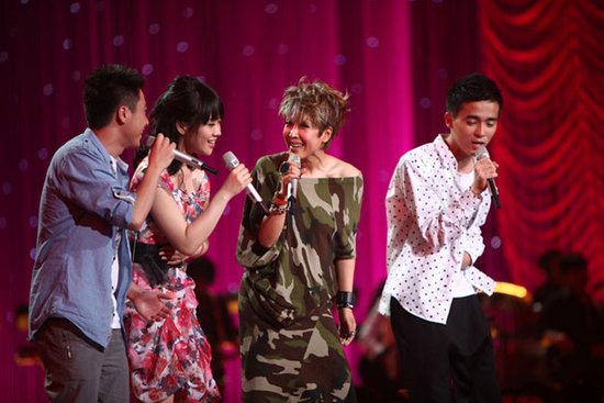 孙悦super妈咪形象出镜 与大学生<em>合唱经典歌曲</em>