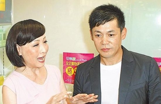 曾志伟前妻宝妈穿婚服捞金 小13岁男友爱相随