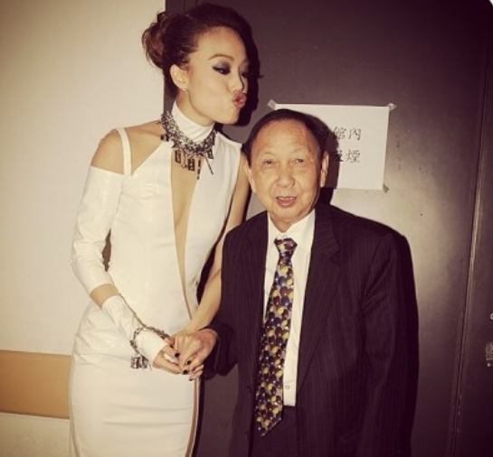 香港演唱会之父张耀荣家中离世 终年82岁