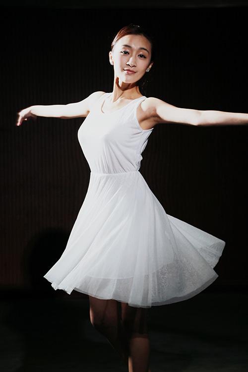 曲双双《骄阳似我》气质婉约 变身严厉<em>表姐</em>_娱