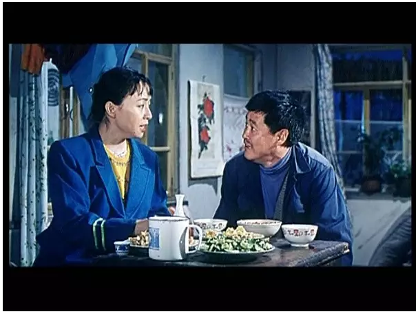 母亲陈佩云是职业演员,曾在1984年跟赵本山合作《摔三弦》—&