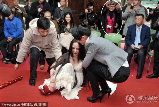 组图：网友盘点众多女明星狼狈摔倒尴尬瞬间