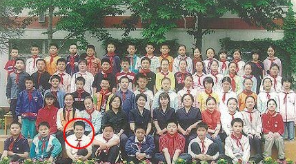 李天一疑似学校称系重名 网曝小学毕业照或为
