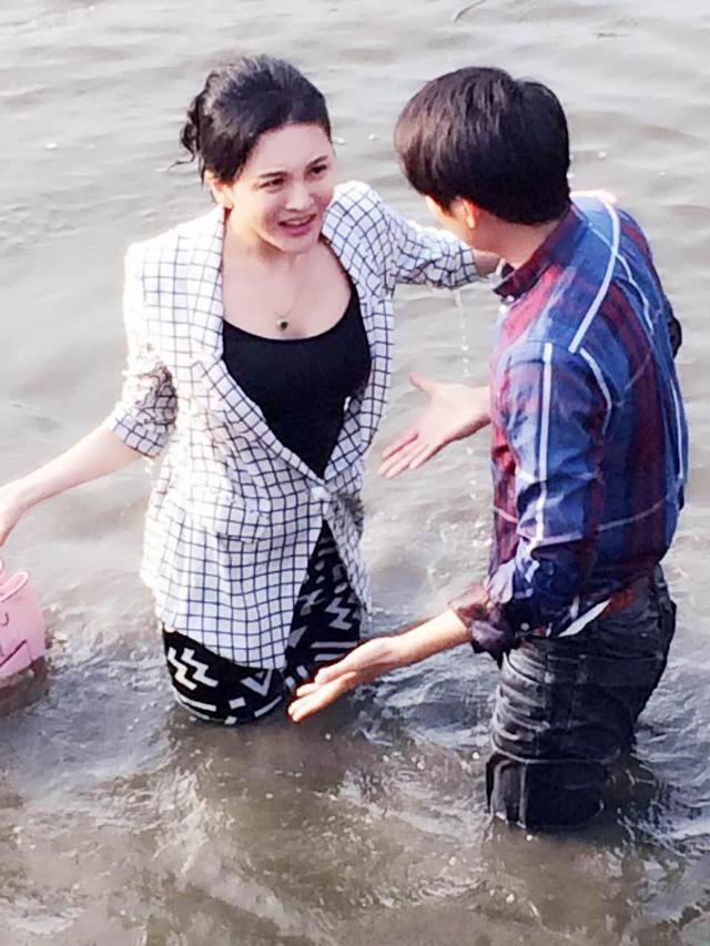 《新欢喜冤家》热拍 吴谨西不惧落水显敬业精神