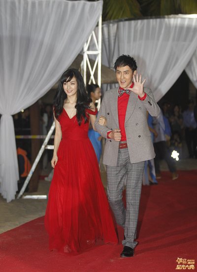 李晟张睿牵手亮相