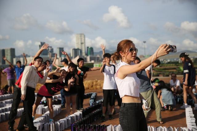 邓紫棋视频观看量破亿 歌迷千张碟摆多米诺阵贺