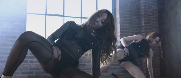 <em>韩国女子</em>团体新<em>MV</em>太咸湿 网友看后称不舒服_