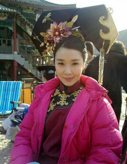 《红墙绿瓦》横店开拍 陈丽娜首尝<em>古装</em>造型(图
