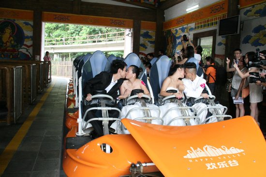 为爱疯狂 深圳欢乐谷举办“第二届过山车婚礼”_娱乐_腾讯网