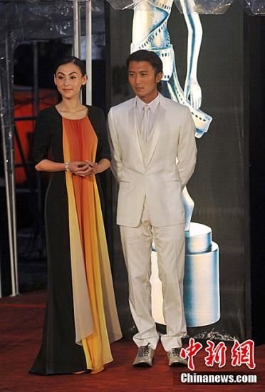 曝张柏芝手机屏仍是全家福 网友改歌词劝谢离婚