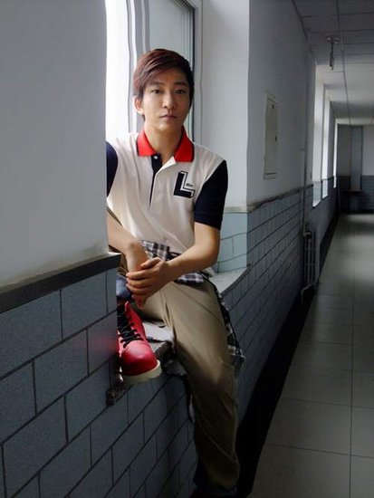 李炳辰登潮牌杂志 演绎校园穿越大片(图)