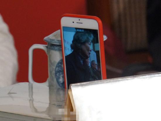 孙茜见人艺前辈吕中秒变粉丝 不停拿手机拍