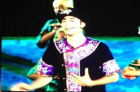 颜振豪献唱《山水黔西南》 家乡歌迷疯狂追捧