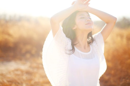 组图:黄英曝光清新写真照 笑靥如花夺人心扉