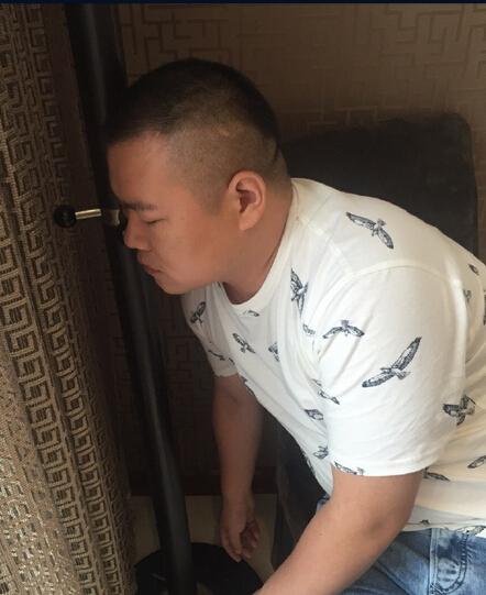 岳云鹏犯困靠着衣架打盹 助理晒照：心疼衣架