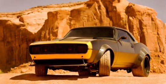 《变形金刚4》的"大黄蜂"车型亮相,款式为1967年的复古雪佛兰科迈罗