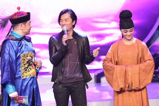 郑伊健婚后《年代秀》首秀 力赞蒙嘉慧是对的