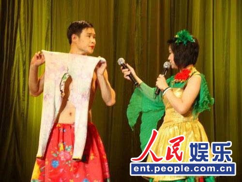 曝<em>赵本山徒弟夫妻</em>档剧照 小沈阳王小利登台青