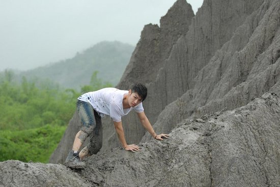 吴建豪《Is This All》MV首播 海陆空总动员