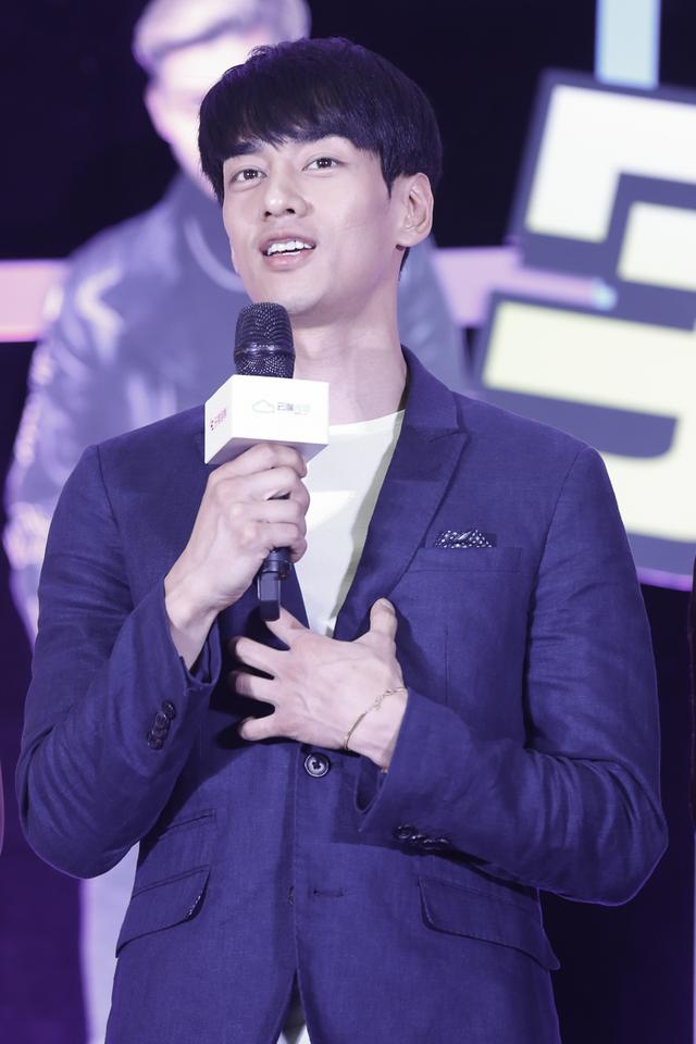 韩志硕秀流利中文 谈婚姻观：男人应担负重任