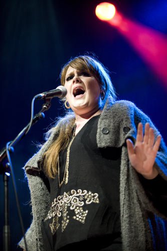 Adele将客串出演澳肥皂剧 因疾病推迟美国巡演