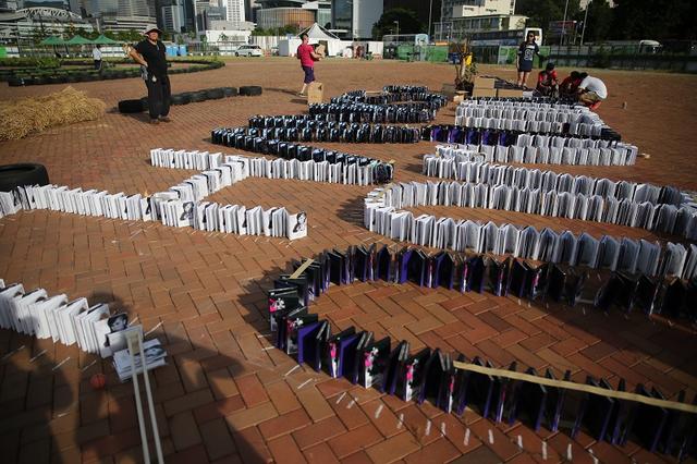 邓紫棋视频观看量破亿 歌迷千张碟摆多米诺阵贺