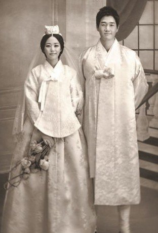 刘智泰金孝真结束爱情长跑完婚 黑白婚纱照曝